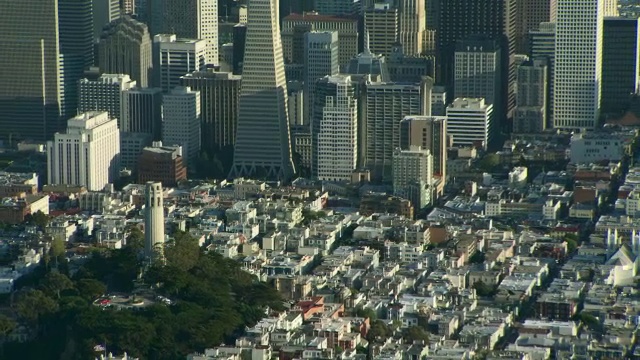 科伊特塔在旧金山的电报山区和拉动城市景观宽镜头。视频素材