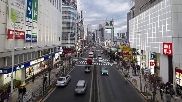 4K时光流逝:东京新宿的交通和行人过马路视频素材