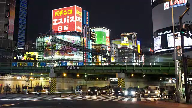 4K时光流逝:东京新宿的交通和行人过马路视频素材