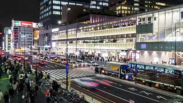 4K时光流逝:东京新宿的交通和行人过马路视频素材