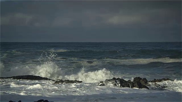 巨大的海浪冲击海岸，太平洋，俄勒冈州视频素材