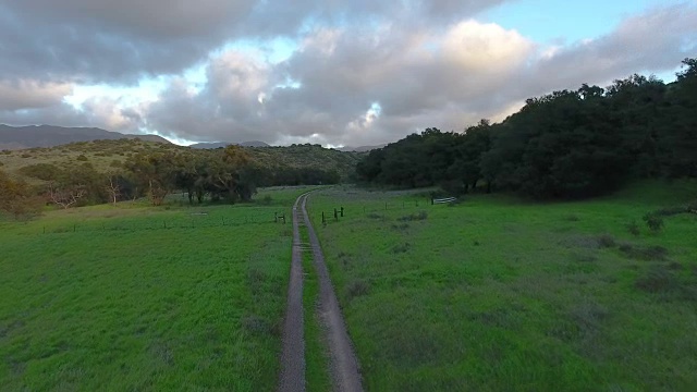 乡村公路鸟瞰图。视频素材