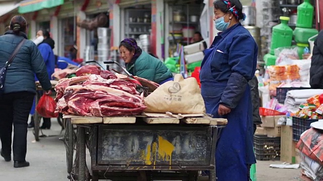 西藏拉萨市场上的肉贩视频素材