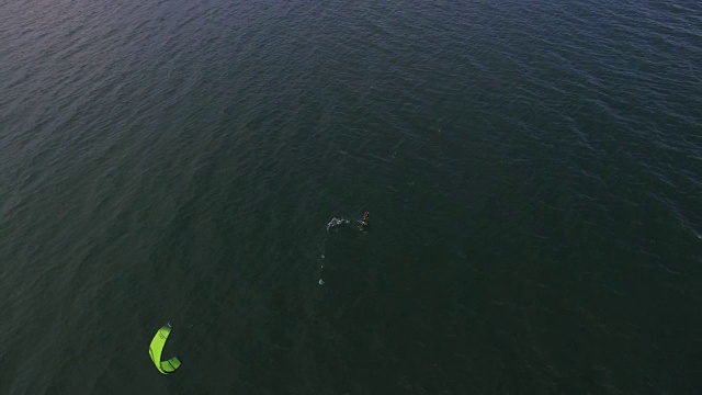 风筝冲浪者在一个风筝板在深蓝色的海洋视频素材