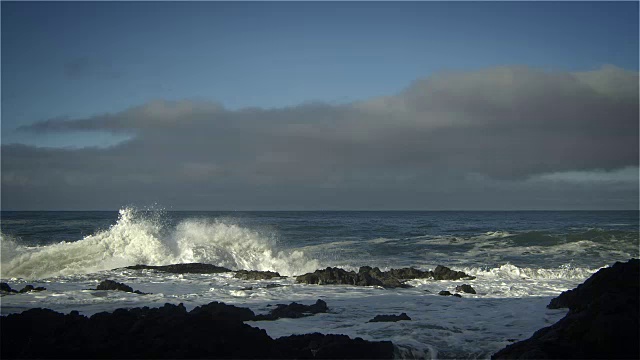 巨大的海浪冲击海岸，太平洋，俄勒冈州视频素材