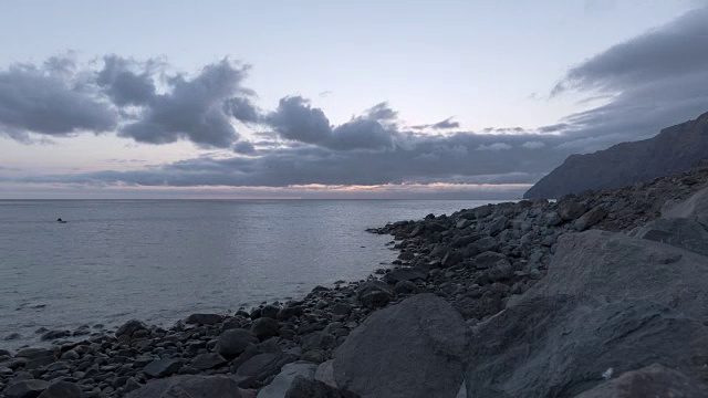 岩石海滩上的日落视频素材