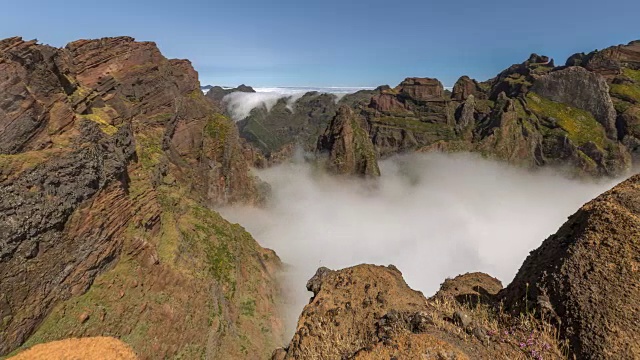 火山下沸腾的云团视频素材