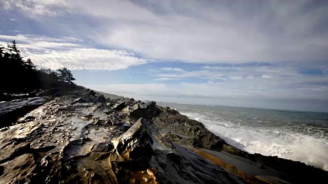 巨大的海浪冲击海岸，太平洋，俄勒冈州视频素材