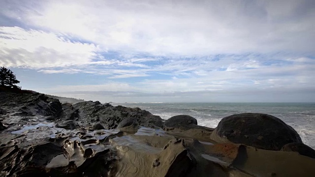 巨大的海浪冲击海岸，太平洋，俄勒冈州视频素材