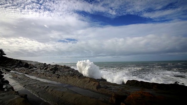 巨大的海浪冲击海岸，太平洋，俄勒冈州视频素材