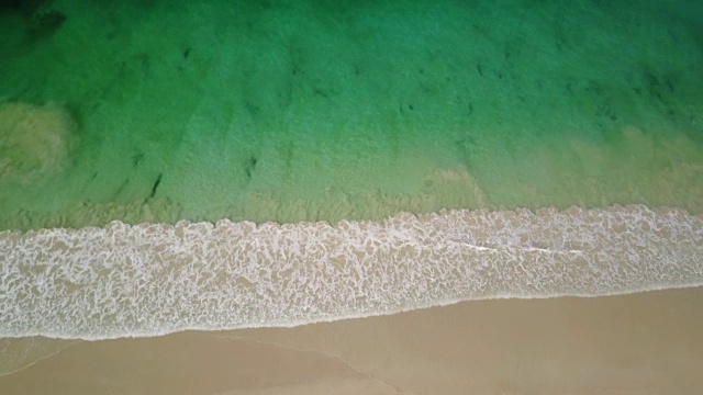 航拍海浪，碧海沙滩视频素材