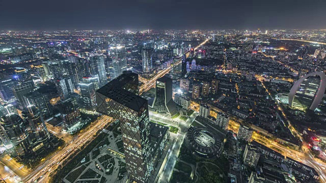 T/L WS HA鸟瞰图北京天际线和摩天大楼在CBD地区在晚上/北京，中国视频素材