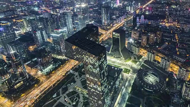 T/L WS HA ZO鸟瞰图北京天际线和摩天大楼在CBD地区在晚上/北京，中国视频素材