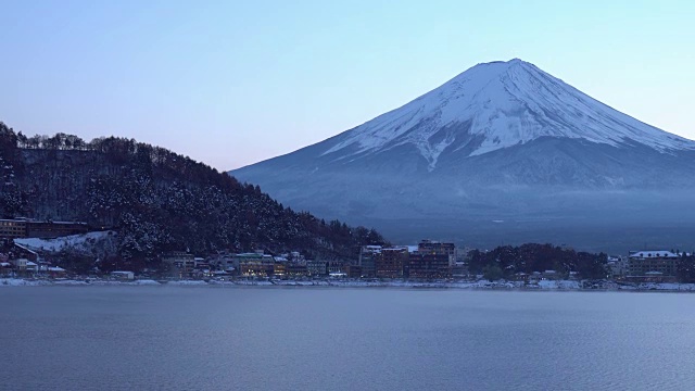 川口湖景观和山冬季，日本。视频素材