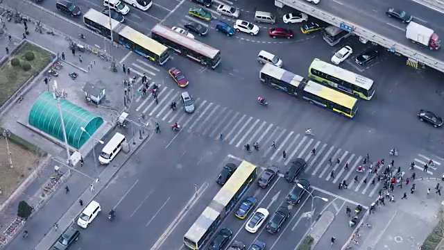 T/L MS HA PAN鸟瞰图斑马和行人十字路口/北京，中国视频素材