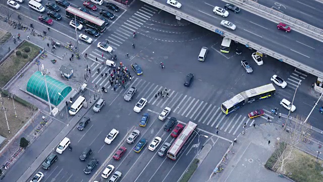 T/L MS HA鸟瞰图斑马线和行人十字路口/北京，中国视频素材