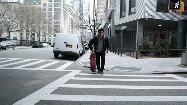 一个真人滑滑板穿过纽约布鲁克林的街道，4k视频素材