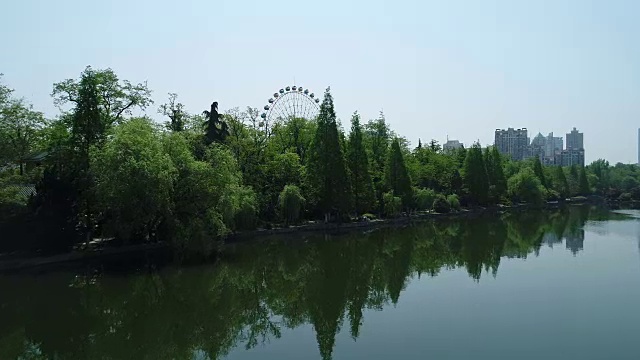 鸟瞰图摩天轮和城市景观视频素材