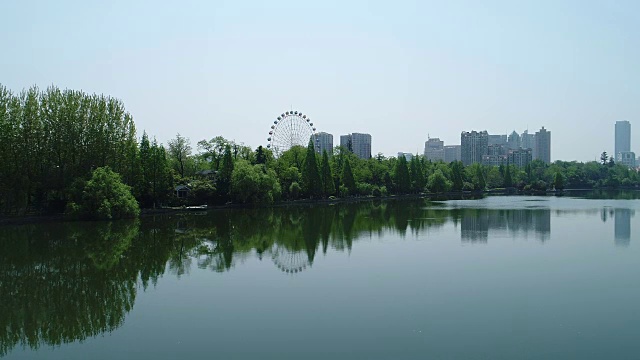 鸟瞰图摩天轮和城市景观视频素材