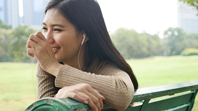 音乐让女人放松视频素材