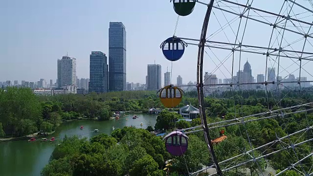 鸟瞰图摩天轮和城市景观视频素材