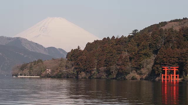 阿什努科湖及其鸟居视频素材