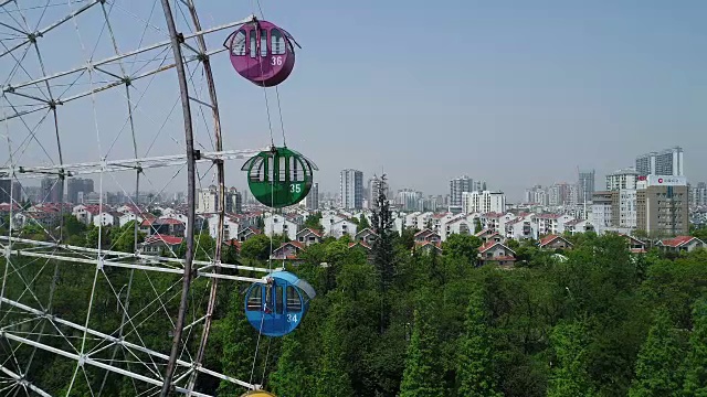 鸟瞰图摩天轮和城市景观视频素材