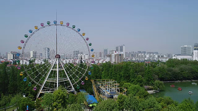 鸟瞰图摩天轮和城市景观视频素材