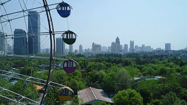 鸟瞰图摩天轮和城市景观视频素材