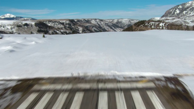 在科罗拉多州特柳赖德地区机场，飞机从雪山顶上的跑道上起飞。视频素材