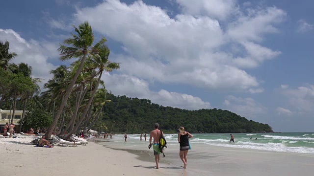 一对夫妇在Sao Beach散步视频素材