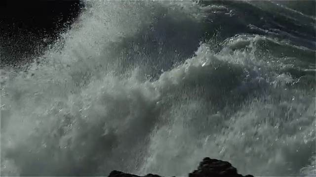 巨大的海浪冲击海岸，太平洋，俄勒冈州视频素材