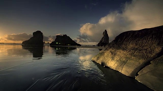 低潮时飞过太平洋海滩，俄勒冈州的班顿视频素材