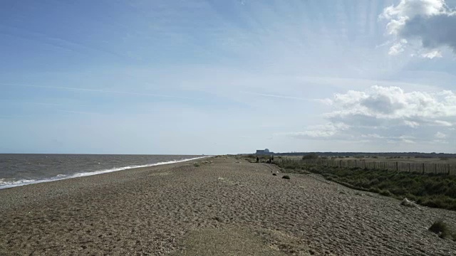 Dunwich海滩朝北看，Sizewell核电站。视频素材