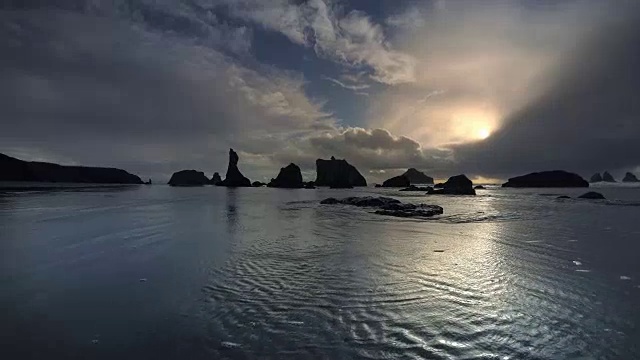 低潮时飞过太平洋海滩，俄勒冈州的班顿视频素材