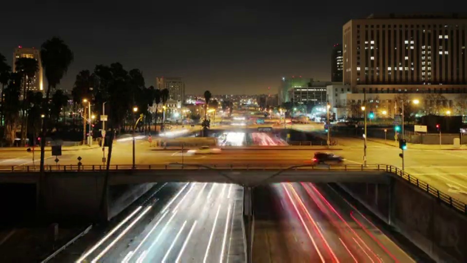 洛杉矶高速公路夜间高速立交桥下的交通速度。视频素材