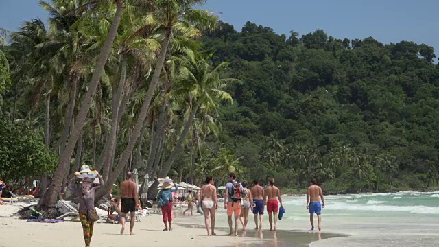 海滩小贩和游客在Sao海滩散步视频素材