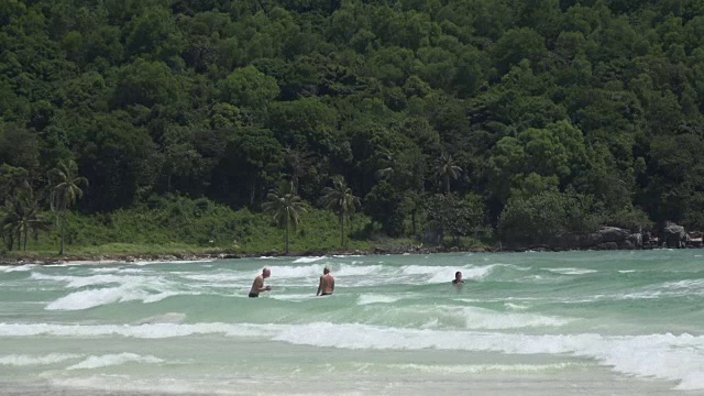 游客在Sao Beach的海上视频素材