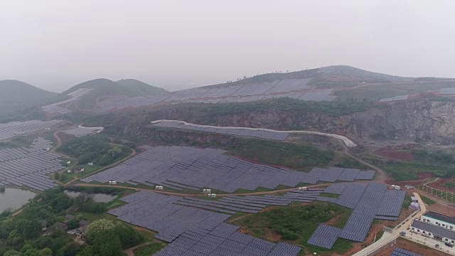 太阳能发电站鸟瞰图视频素材