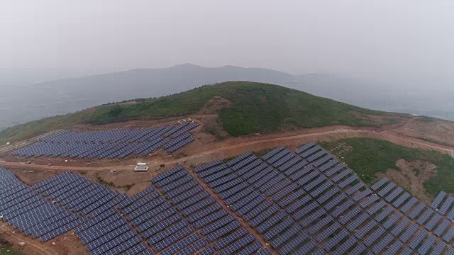 太阳能发电站鸟瞰图视频素材