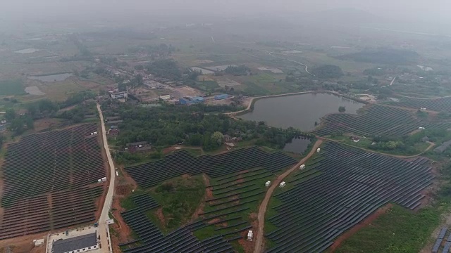 太阳能发电站鸟瞰图视频素材