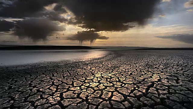 干旱，龟裂的土地与雨水，加利福尼亚视频素材