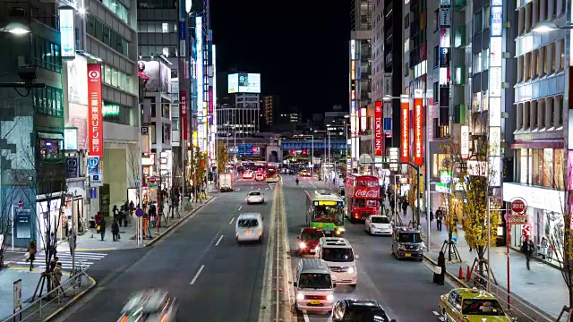 东京涩谷一条繁忙街道上的交通和行人视频素材