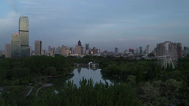 鸟瞰图的夜幕在一个和平的城市视频素材