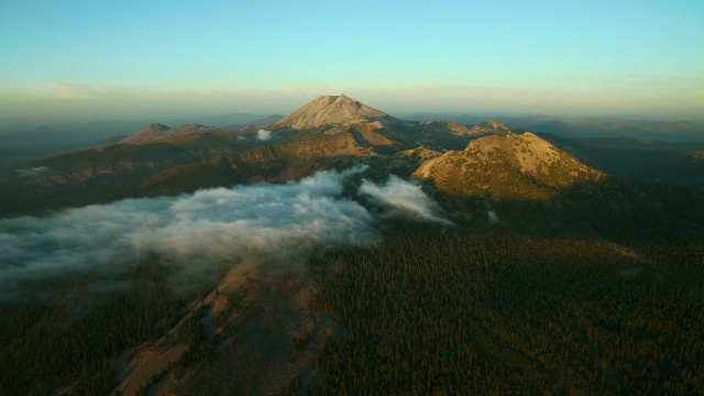 日落时分，加州拉森火山国家公园的众多山峰。视频素材