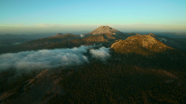 日落时分，加州拉森火山国家公园的山峰。视频素材