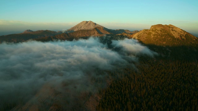 拉森火山国家公园日落时的缕缕云彩。视频素材