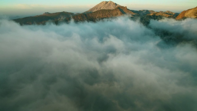 透过云雾鸟瞰拉森火山国家公园。视频素材