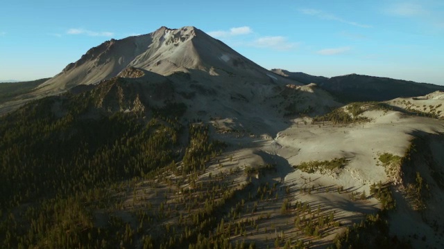 拉森峰和新月火山口，拉森火山国家公园，沙斯塔县，加利福尼亚州。视频素材