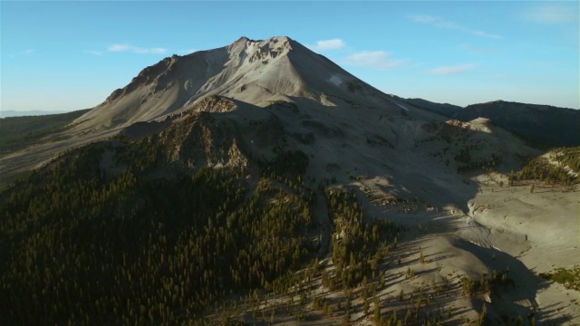 新月火山口和拉森峰，鸟瞰图。视频素材